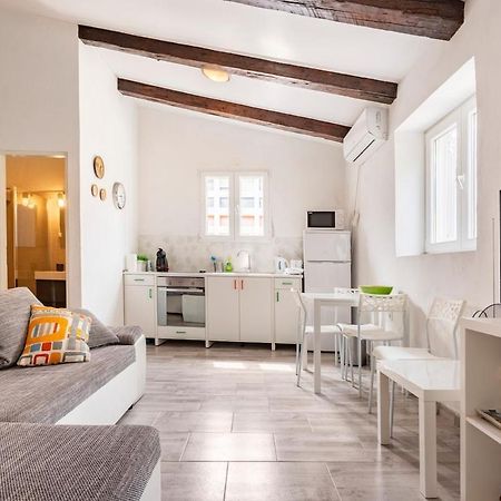 Apartments Martinis Vis Bagian luar foto