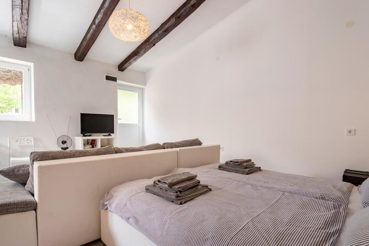 Apartments Martinis Vis Bagian luar foto