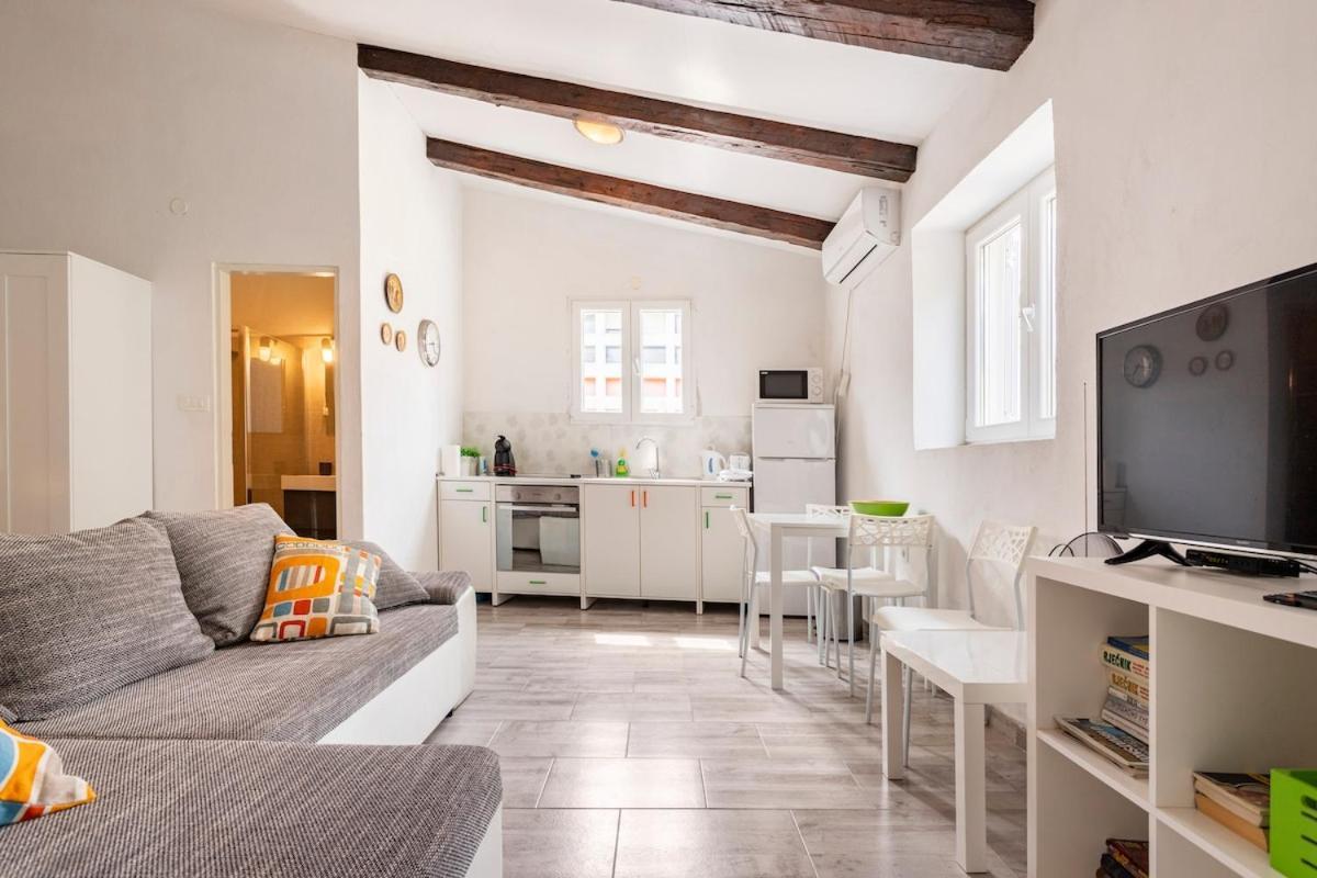 Apartments Martinis Vis Bagian luar foto