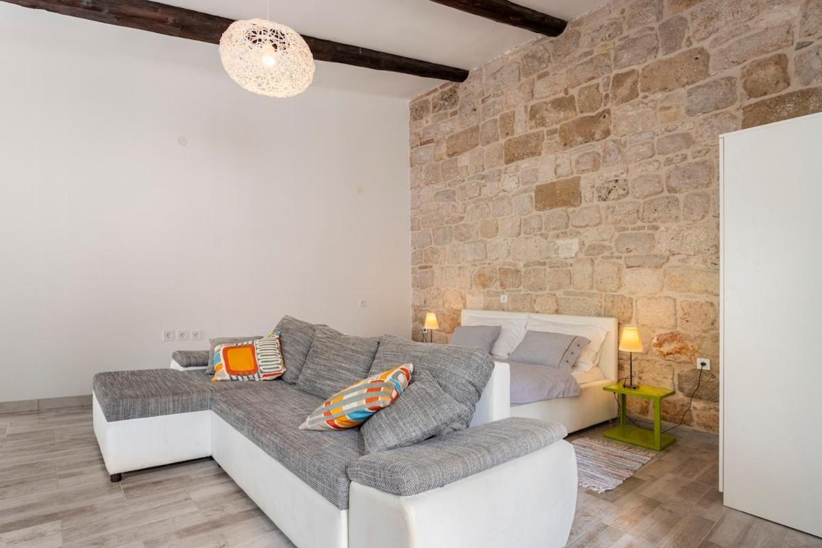 Apartments Martinis Vis Bagian luar foto