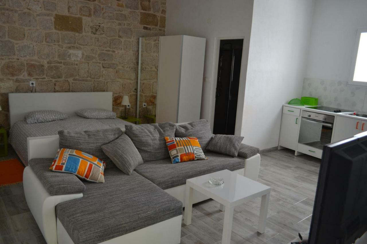 Apartments Martinis Vis Bagian luar foto