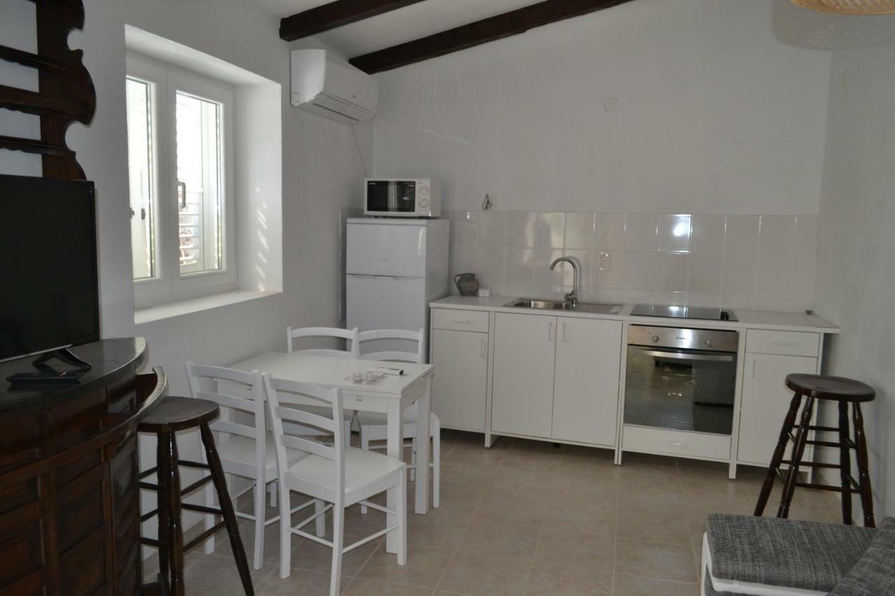 Apartments Martinis Vis Bagian luar foto