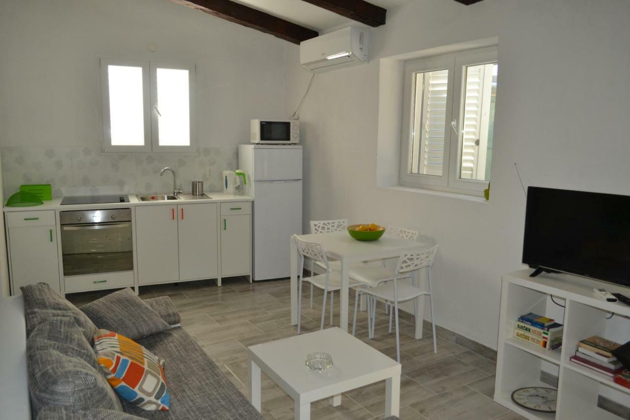 Apartments Martinis Vis Bagian luar foto