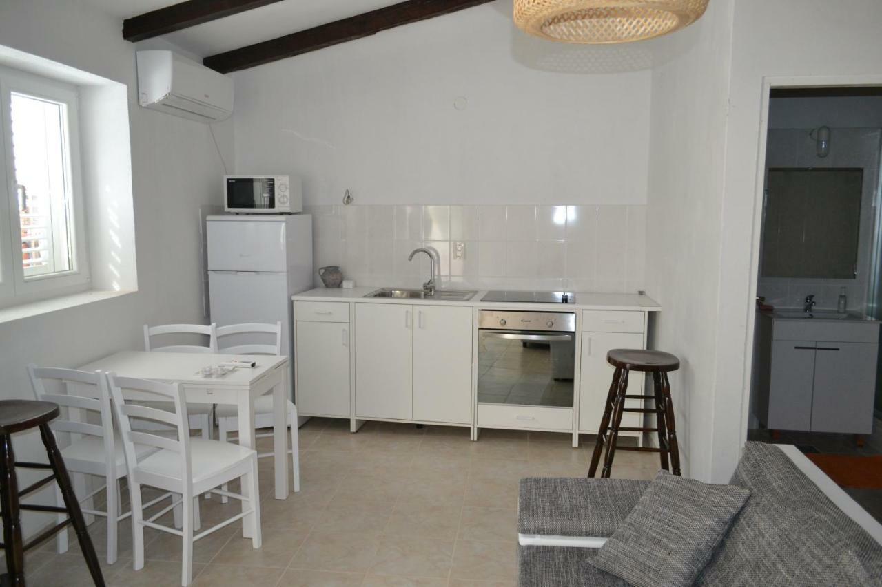 Apartments Martinis Vis Bagian luar foto