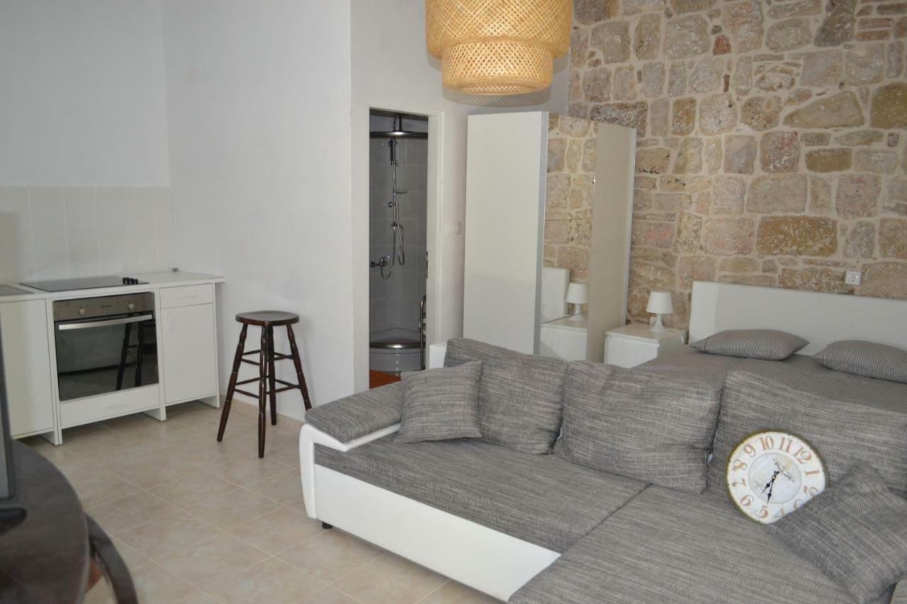 Apartments Martinis Vis Bagian luar foto